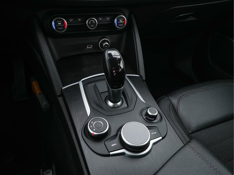 Alfa Romeo Stelvio 2.2d Super Aut. *LEATHER-FABRIC | BI-XENON | DAB+ | NAVI-FULLMAP | COMFORT-SEATS | ECC | CRUISE | PDC | 18"ALU*