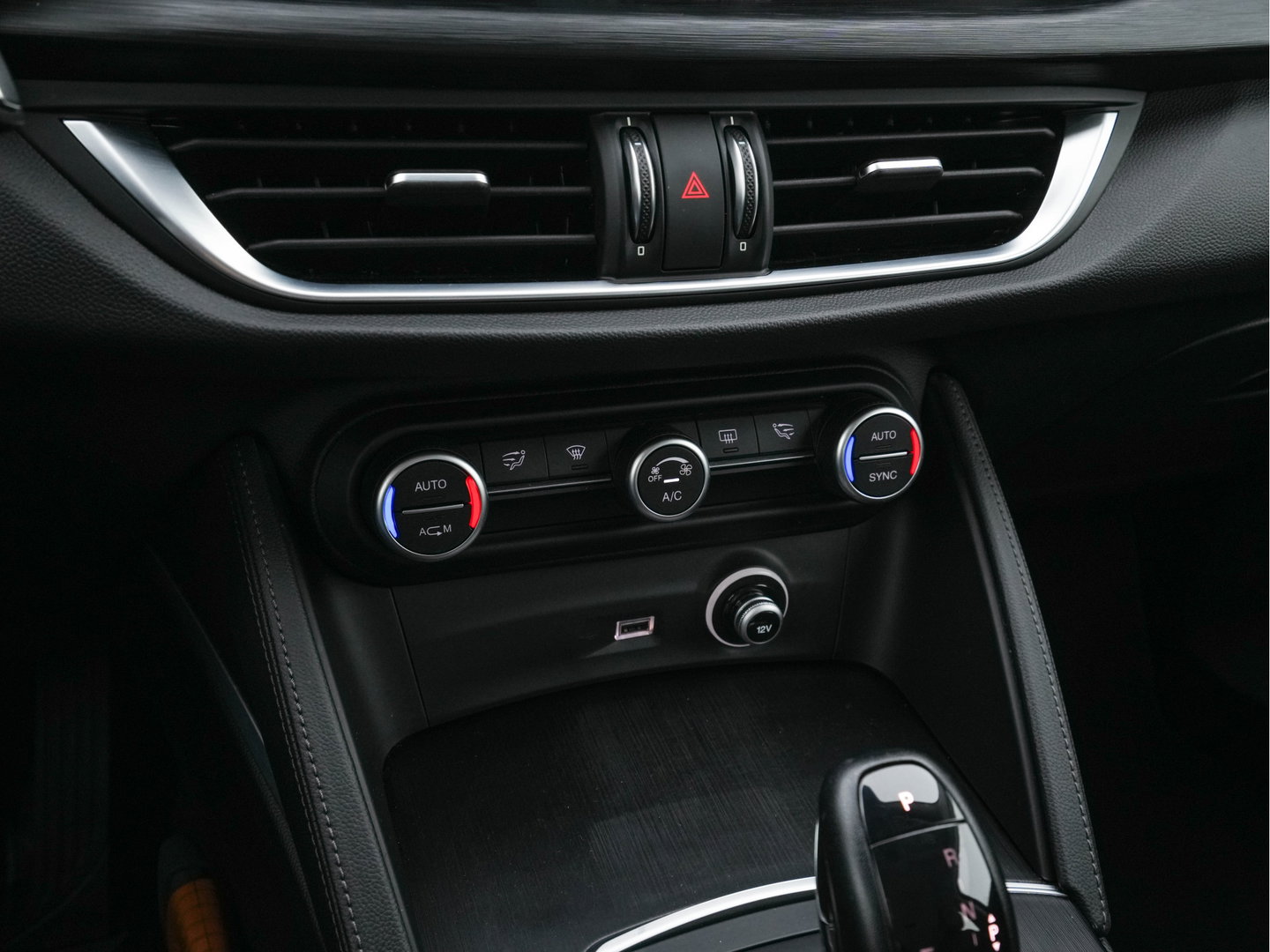 Alfa Romeo Stelvio 2.2d Super Aut. *LEATHER-FABRIC | BI-XENON | DAB+ | NAVI-FULLMAP | COMFORT-SEATS | ECC | CRUISE | PDC | 18"ALU*