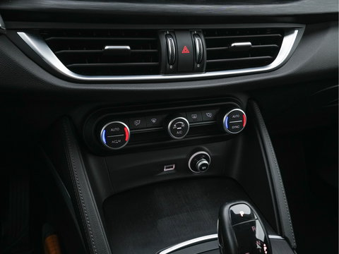 Alfa Romeo Stelvio 2.2d Super Aut. *LEATHER-FABRIC | BI-XENON | DAB+ | NAVI-FULLMAP | COMFORT-SEATS | ECC | CRUISE | PDC | 18"ALU*