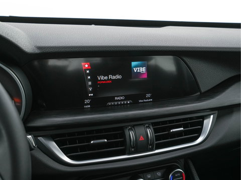 Alfa Romeo Stelvio 2.2d Super Aut. *LEATHER-FABRIC | BI-XENON | DAB+ | NAVI-FULLMAP | COMFORT-SEATS | ECC | CRUISE | PDC | 18"ALU*