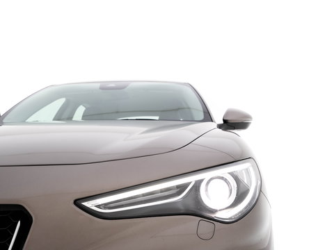 Alfa Romeo Stelvio 2.2d Super Aut. *LEATHER-FABRIC | BI-XENON | DAB+ | NAVI-FULLMAP | COMFORT-SEATS | ECC | CRUISE | PDC | 18"ALU*