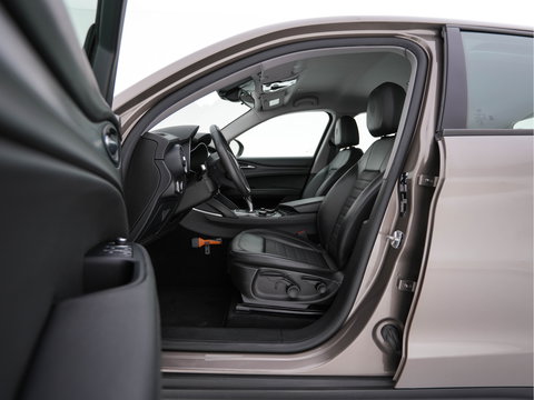 Alfa Romeo Stelvio 2.2d Super Aut. *LEATHER-FABRIC | BI-XENON | DAB+ | NAVI-FULLMAP | COMFORT-SEATS | ECC | CRUISE | PDC | 18"ALU*