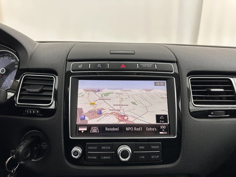 Volkswagen Touareg 3.0 TDI Aut. *PANO | ADAPTIVE-CRUISE | LEATHER | XENON | TOP-VIEW | BLINDSPOT | DYNAUDIO | AIR-SUSPENSION | NAVI-FULLMAP | PRIVACY-GLASS | SHIFT-PADDLES | ECC | PDC | 20''ALU | TOWBAR*