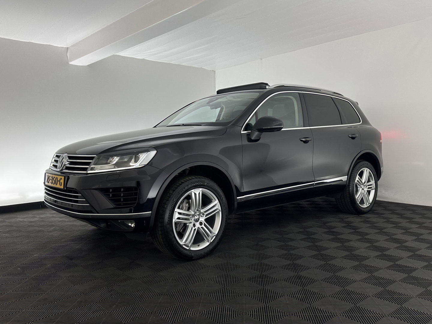 Volkswagen Touareg 3.0 TDI Aut. *PANO | ADAPTIVE-CRUISE | LEATHER | XENON | TOP-VIEW | BLINDSPOT | DYNAUDIO | AIR-SUSPENSION | NAVI-FULLMAP | PRIVACY-GLASS | SHIFT-PADDLES | ECC | PDC | 20''ALU | TOWBAR*