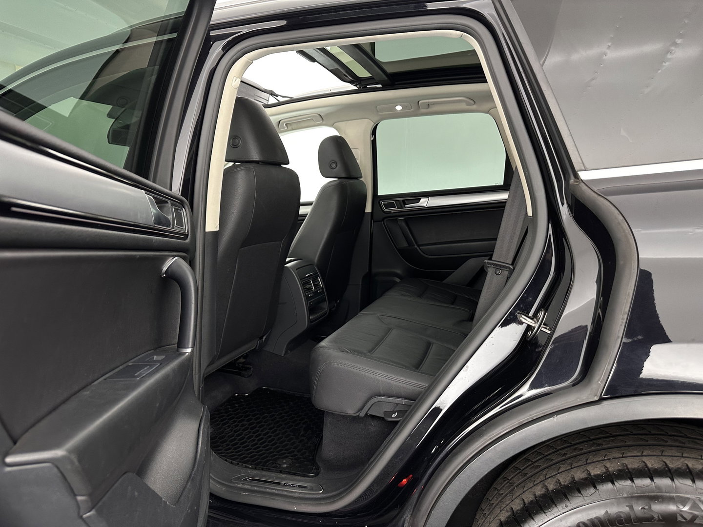 Volkswagen Touareg 3.0 TDI Aut. *PANO | ADAPTIVE-CRUISE | LEATHER | XENON | TOP-VIEW | BLINDSPOT | DYNAUDIO | AIR-SUSPENSION | NAVI-FULLMAP | PRIVACY-GLASS | SHIFT-PADDLES | ECC | PDC | 20''ALU | TOWBAR*