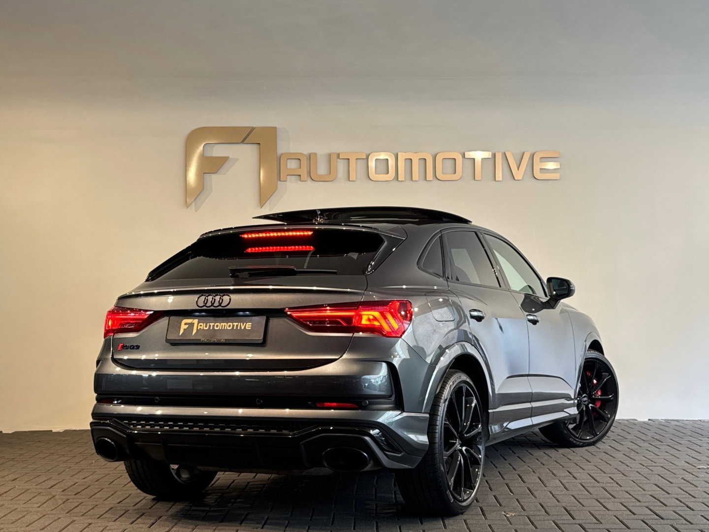 Audi RSQ3 Sportback 2.5 TFSI Pano|Memory|B&O|Trekhaak|Sfeer