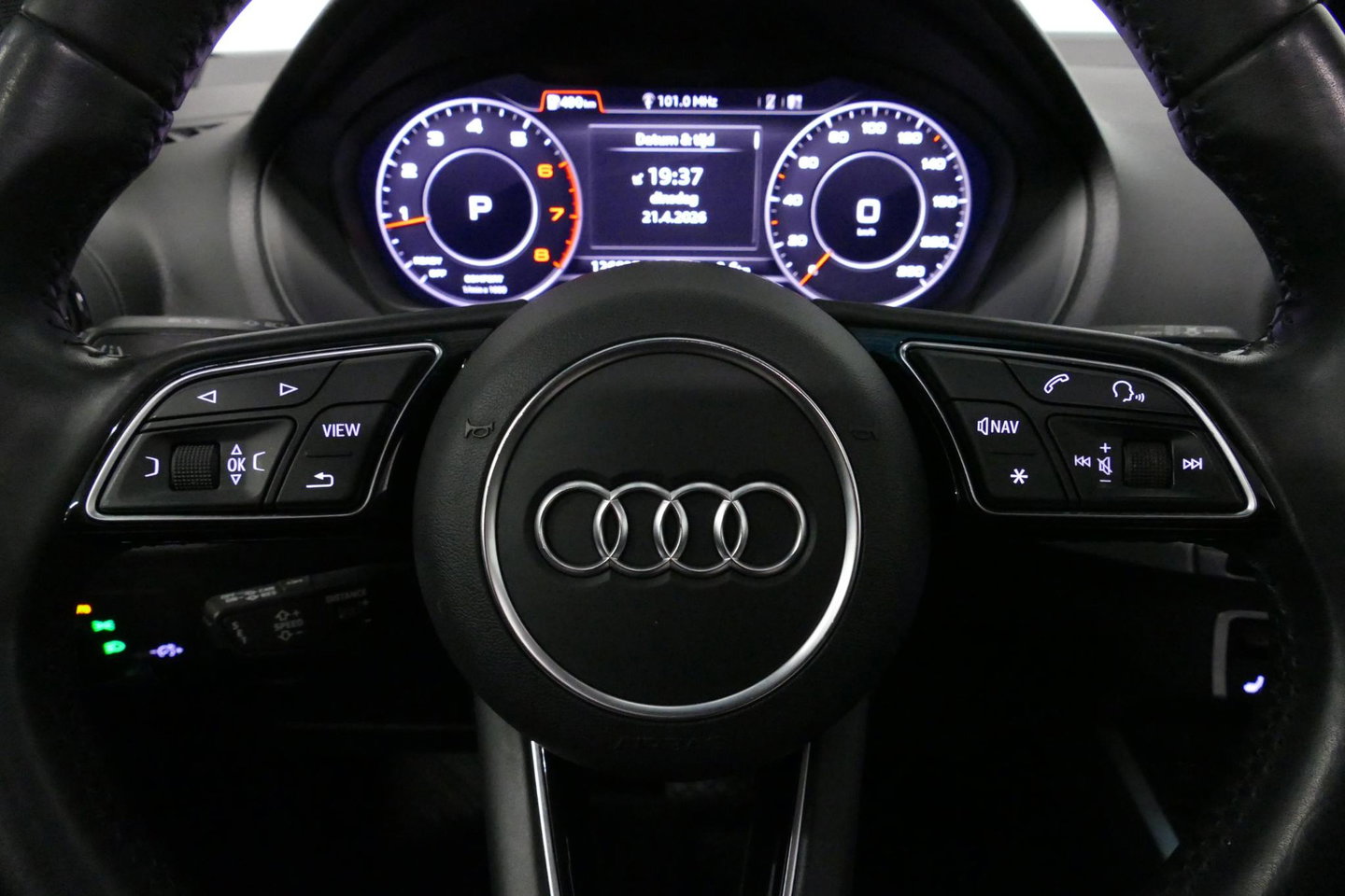 Audi Q2 2.0 TFSI quattro Sport Edition #1 / S line / Panoramadak / Carbon-pakket Audi Exclusive / Apple Carplay - Android Auto / Stoelverwarming / Full LED / Audi Sound System / Keyless / 19'' LMV / Adaptive Cruise Control / Navigatie / PDC / Grootlichtassistent