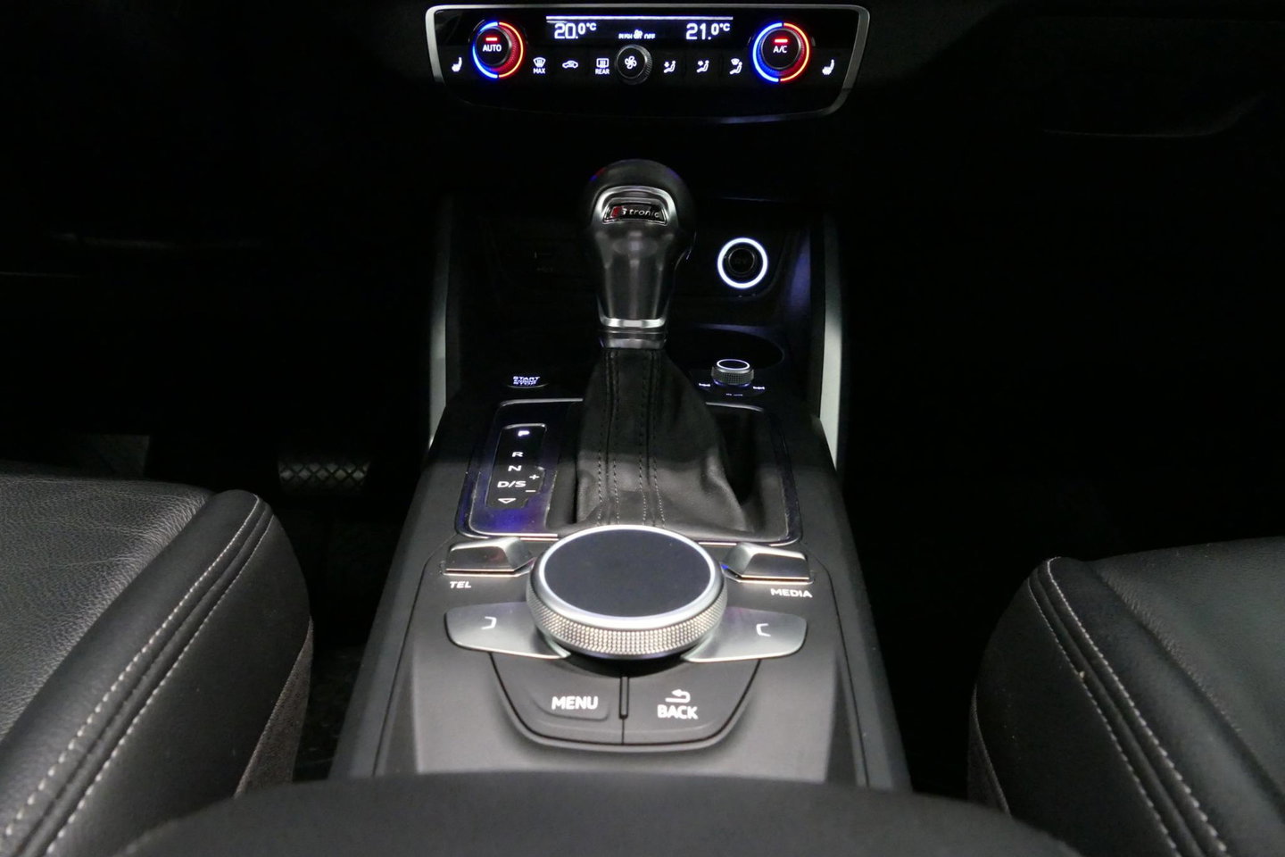 Audi Q2 2.0 TFSI quattro Sport Edition #1 / S line / Panoramadak / Carbon-pakket Audi Exclusive / Apple Carplay - Android Auto / Stoelverwarming / Full LED / Audi Sound System / Keyless / 19'' LMV / Adaptive Cruise Control / Navigatie / PDC / Grootlichtassistent