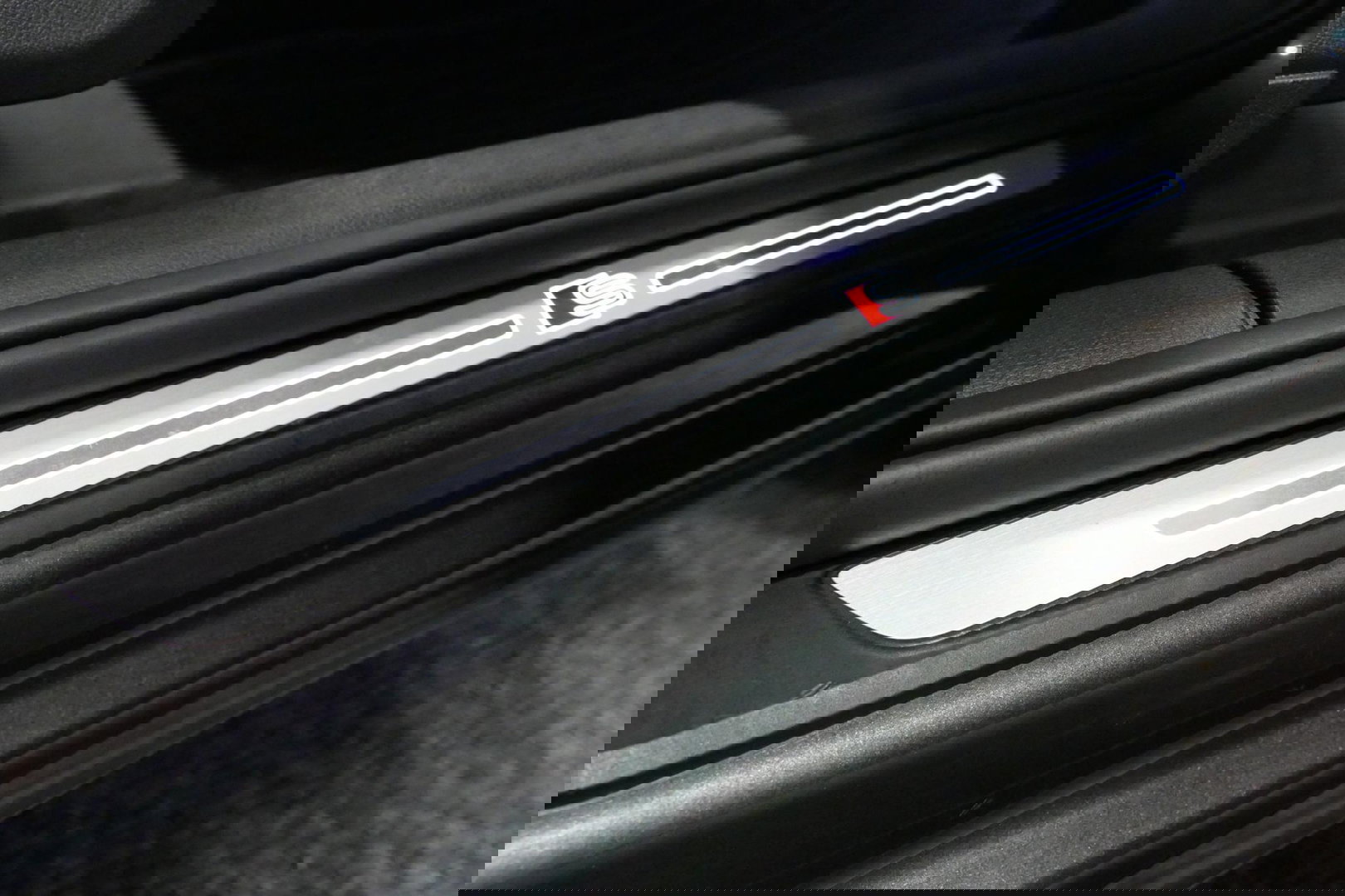 Audi Q2 2.0 TFSI quattro Sport Edition #1 / S line / Panoramadak / Carbon-pakket Audi Exclusive / Apple Carplay - Android Auto / Stoelverwarming / Full LED / Audi Sound System / Keyless / 19'' LMV / Adaptive Cruise Control / Navigatie / PDC / Grootlichtassistent