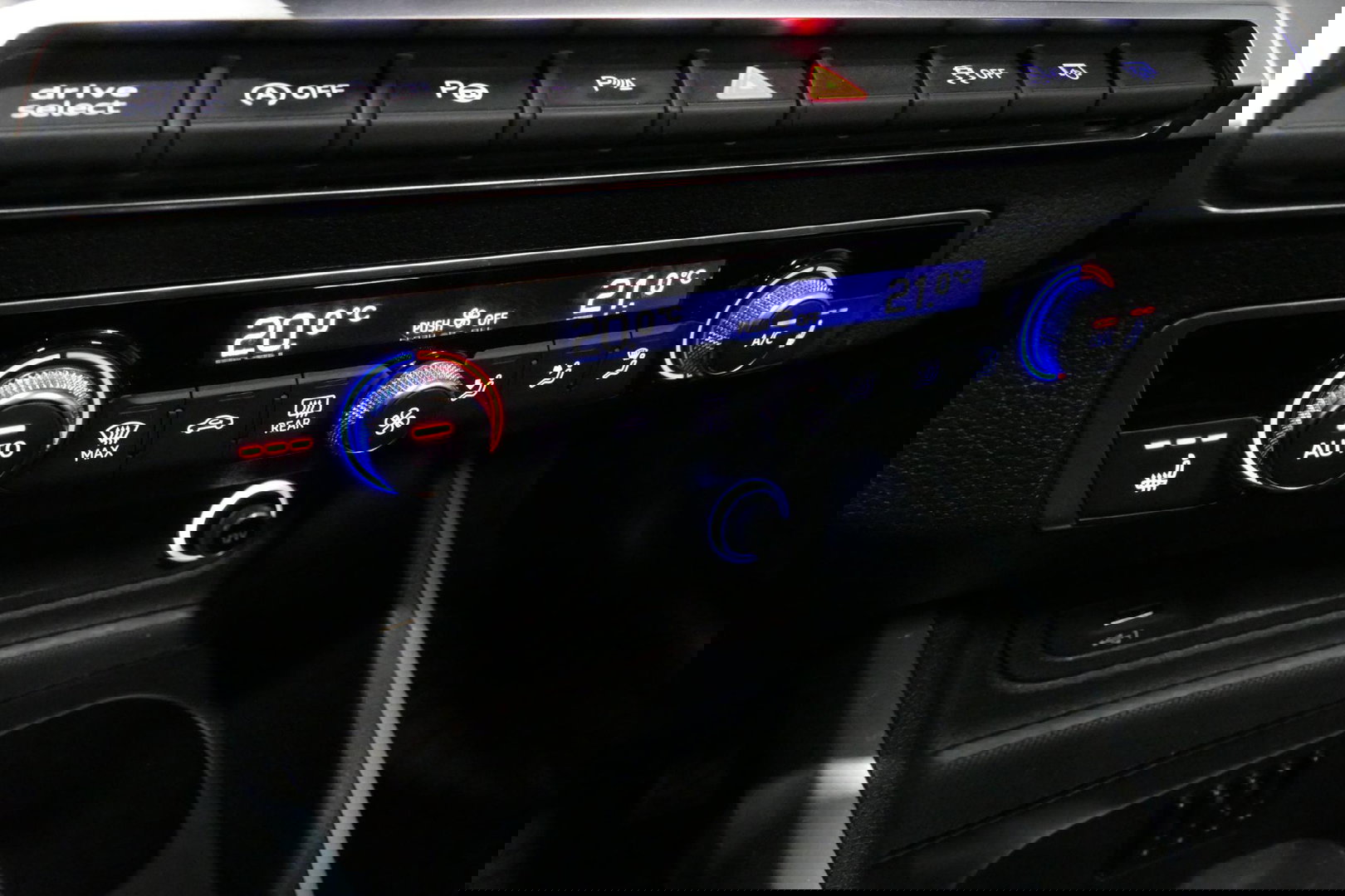 Audi Q2 2.0 TFSI quattro Sport Edition #1 / S line / Panoramadak / Carbon-pakket Audi Exclusive / Apple Carplay - Android Auto / Stoelverwarming / Full LED / Audi Sound System / Keyless / 19'' LMV / Adaptive Cruise Control / Navigatie / PDC / Grootlichtassistent