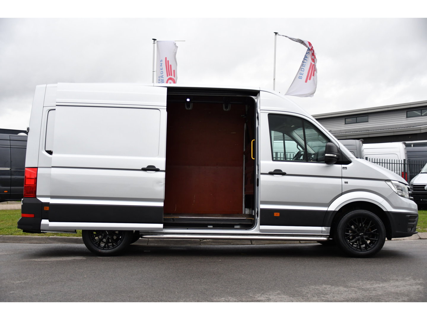 Volkswagen Crafter 35 2.0 TDI L3H3 Highline PB Edition Full Options! Adaptieve Cruise, Carplay, LED, Leder, Stoelwarming, Trekhaak, Multimedia, Uniek!