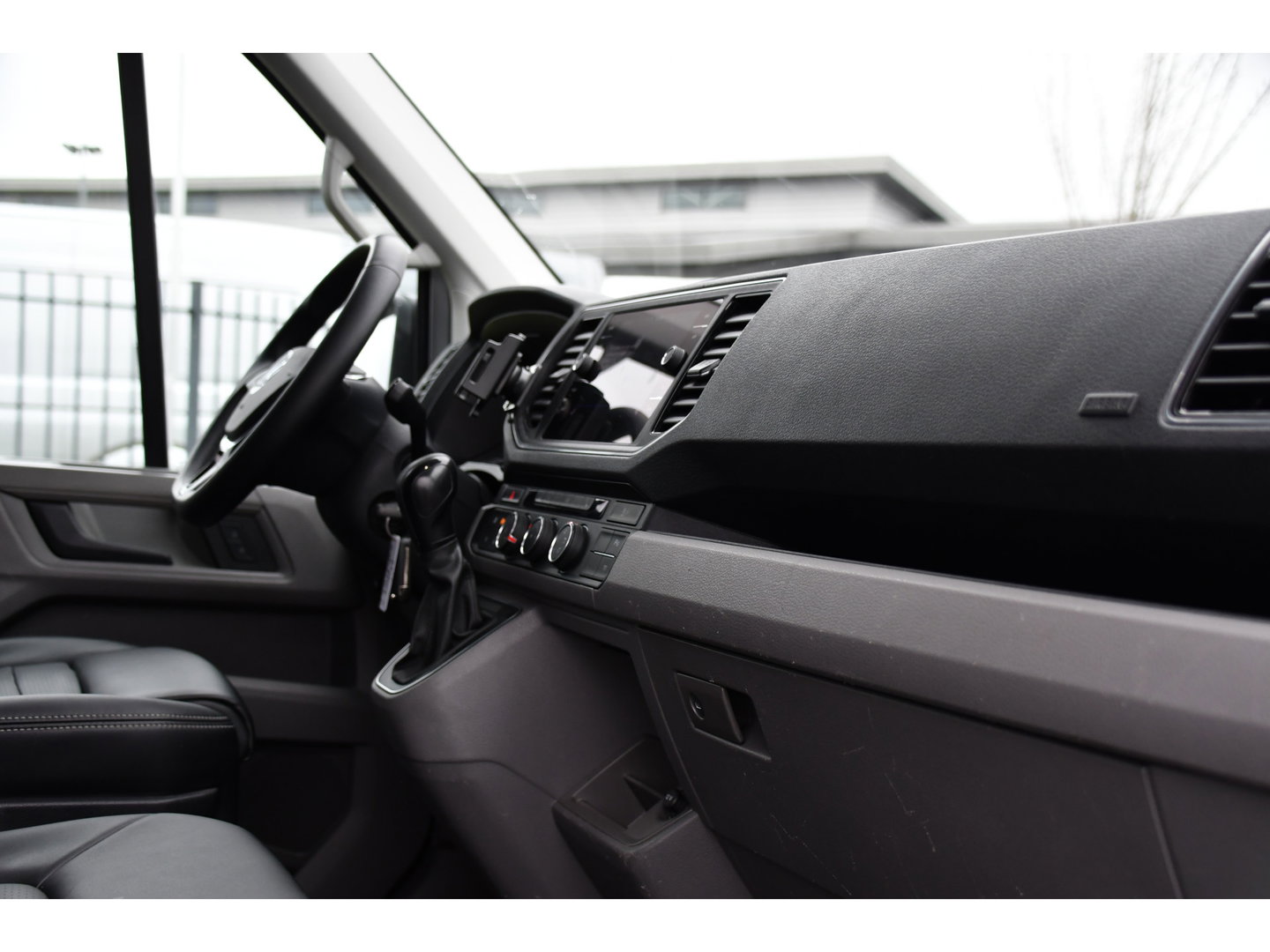 Volkswagen Crafter 35 2.0 TDI L3H3 Highline PB Edition Full Options! Adaptieve Cruise, Carplay, LED, Leder, Stoelwarming, Trekhaak, Multimedia, Uniek!