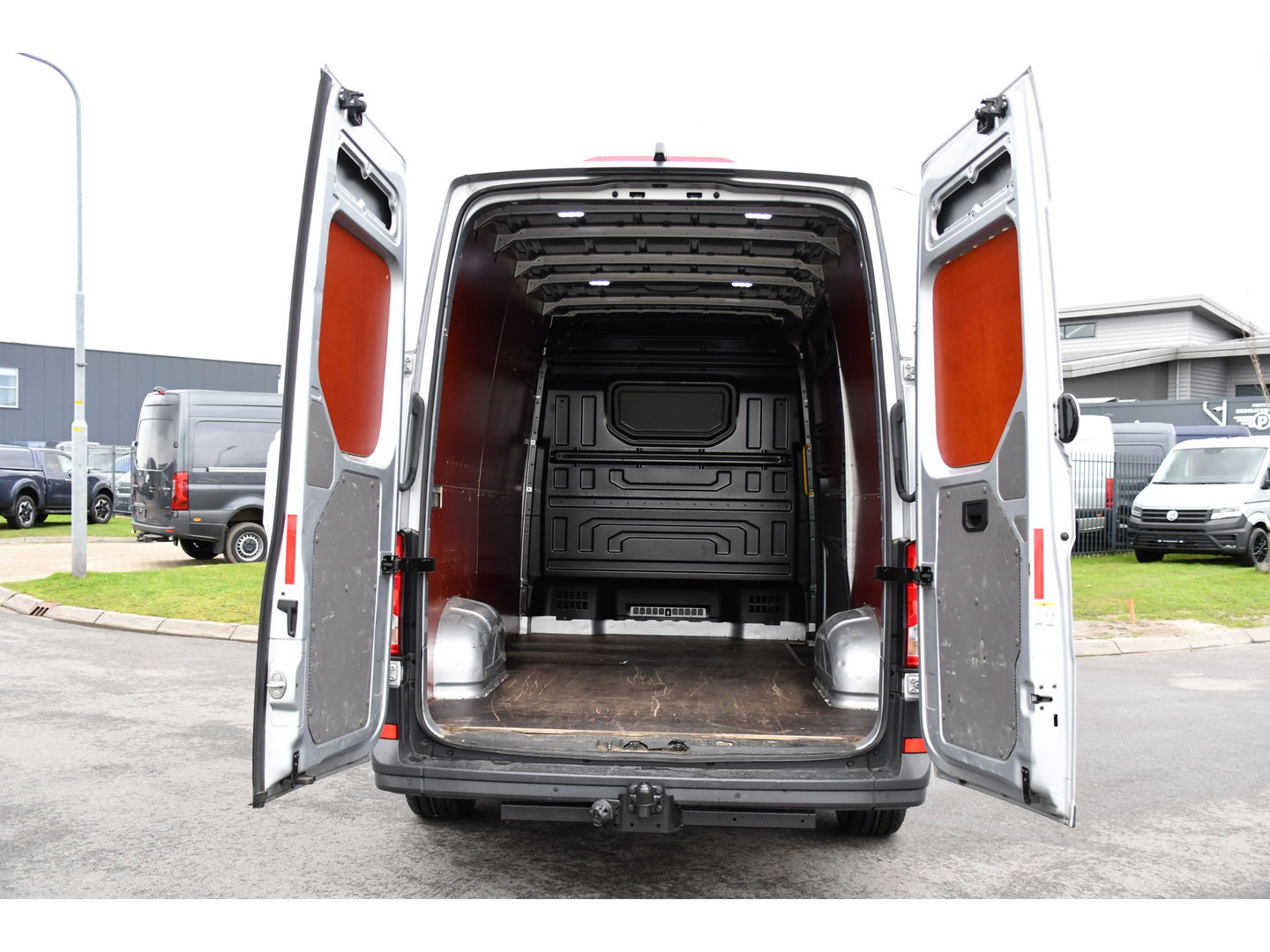 Volkswagen Crafter 35 2.0 TDI L3H3 Highline PB Edition Full Options! Adaptieve Cruise, Carplay, LED, Leder, Stoelwarming, Trekhaak, Multimedia, Uniek!