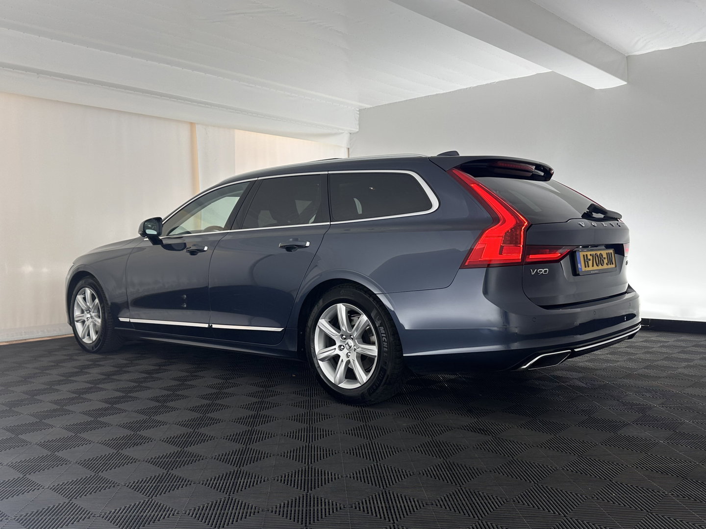 Volvo V90 2.0 D4 Momentum Pro (INCL.BTW) Aut. *PANO | LEATHER | HEAD-UP | FULL-LED | MEMORY-PACK | HEATED-SPORTSEATS | BLINDSPOT | CAMERA | KEYLESS | DIGI-COCKPIT | PRIVACY-GLASS | NAVI-FULLMAP | ECC | PDC | CRUISE | 17''