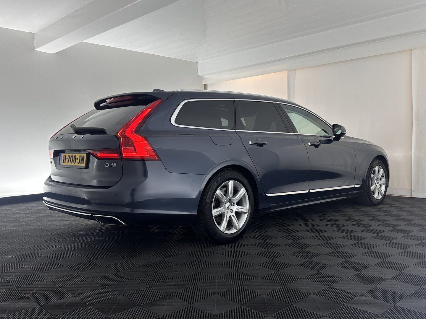 Volvo V90 2.0 D4 Momentum Pro (INCL.BTW) Aut. *PANO | LEATHER | HEAD-UP | FULL-LED | MEMORY-PACK | HEATED-SPORTSEATS | BLINDSPOT | CAMERA | KEYLESS | DIGI-COCKPIT | PRIVACY-GLASS | NAVI-FULLMAP | ECC | PDC | CRUISE | 17''