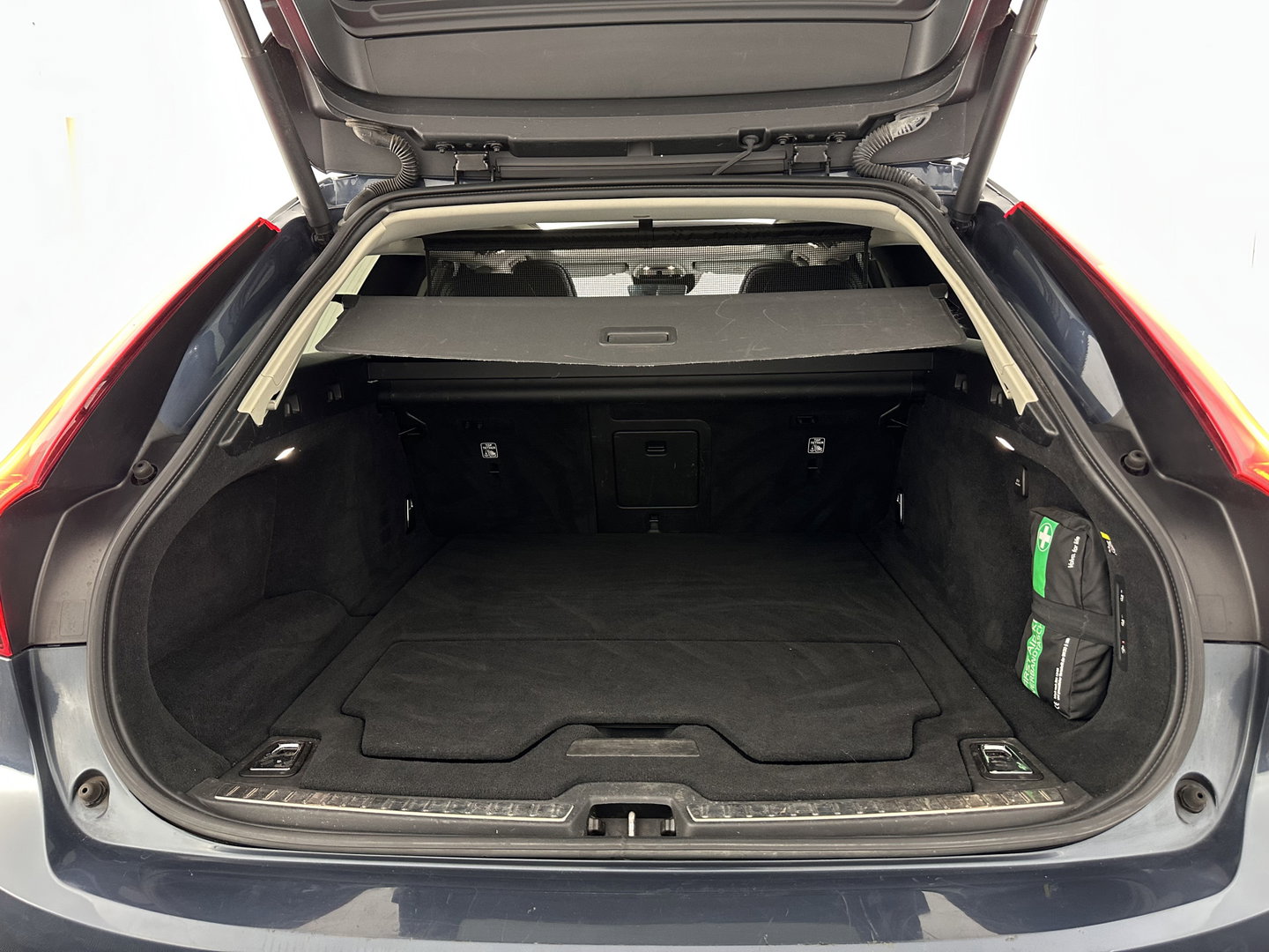 Volvo V90 2.0 D4 Momentum Pro (INCL.BTW) Aut. *PANO | LEATHER | HEAD-UP | FULL-LED | MEMORY-PACK | HEATED-SPORTSEATS | BLINDSPOT | CAMERA | KEYLESS | DIGI-COCKPIT | PRIVACY-GLASS | NAVI-FULLMAP | ECC | PDC | CRUISE | 17''