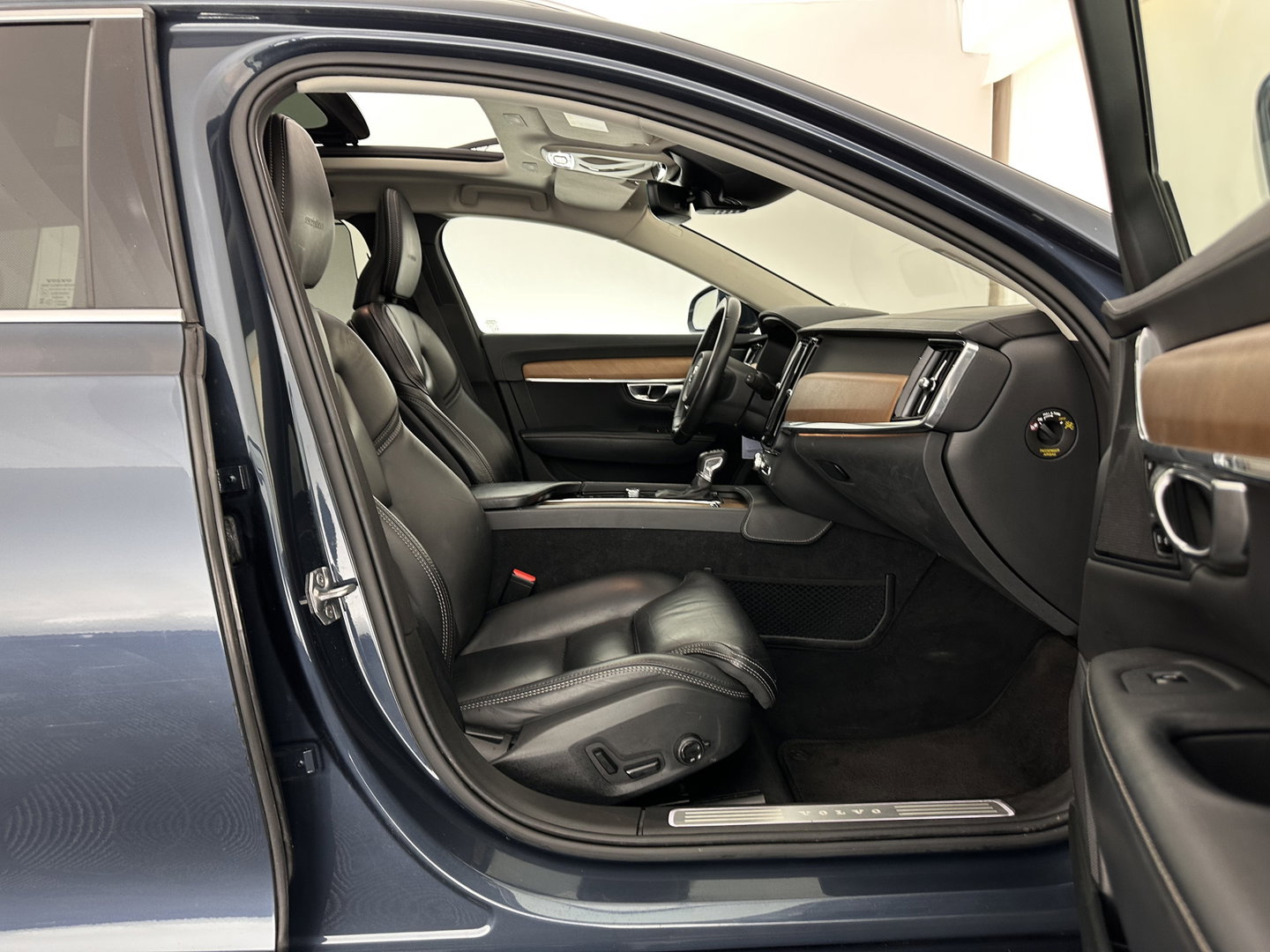 Volvo V90 2.0 D4 Momentum Pro (INCL.BTW) Aut. *PANO | LEATHER | HEAD-UP | FULL-LED | MEMORY-PACK | HEATED-SPORTSEATS | BLINDSPOT | CAMERA | KEYLESS | DIGI-COCKPIT | PRIVACY-GLASS | NAVI-FULLMAP | ECC | PDC | CRUISE | 17''