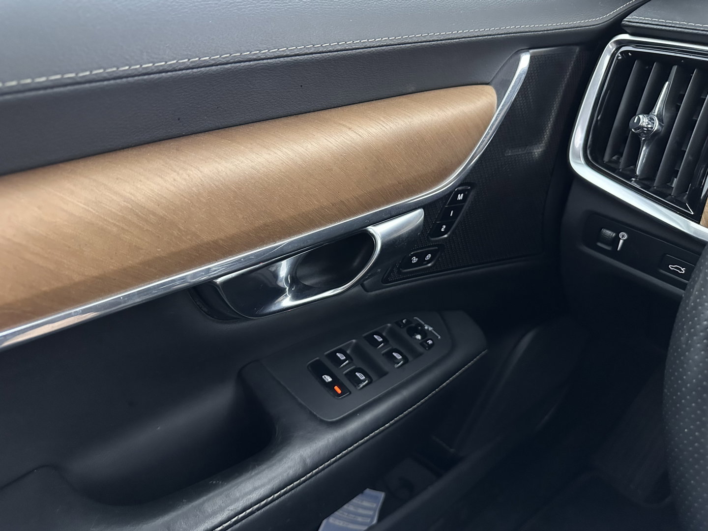 Volvo V90 2.0 D4 Momentum Pro (INCL.BTW) Aut. *PANO | LEATHER | HEAD-UP | FULL-LED | MEMORY-PACK | HEATED-SPORTSEATS | BLINDSPOT | CAMERA | KEYLESS | DIGI-COCKPIT | PRIVACY-GLASS | NAVI-FULLMAP | ECC | PDC | CRUISE | 17''