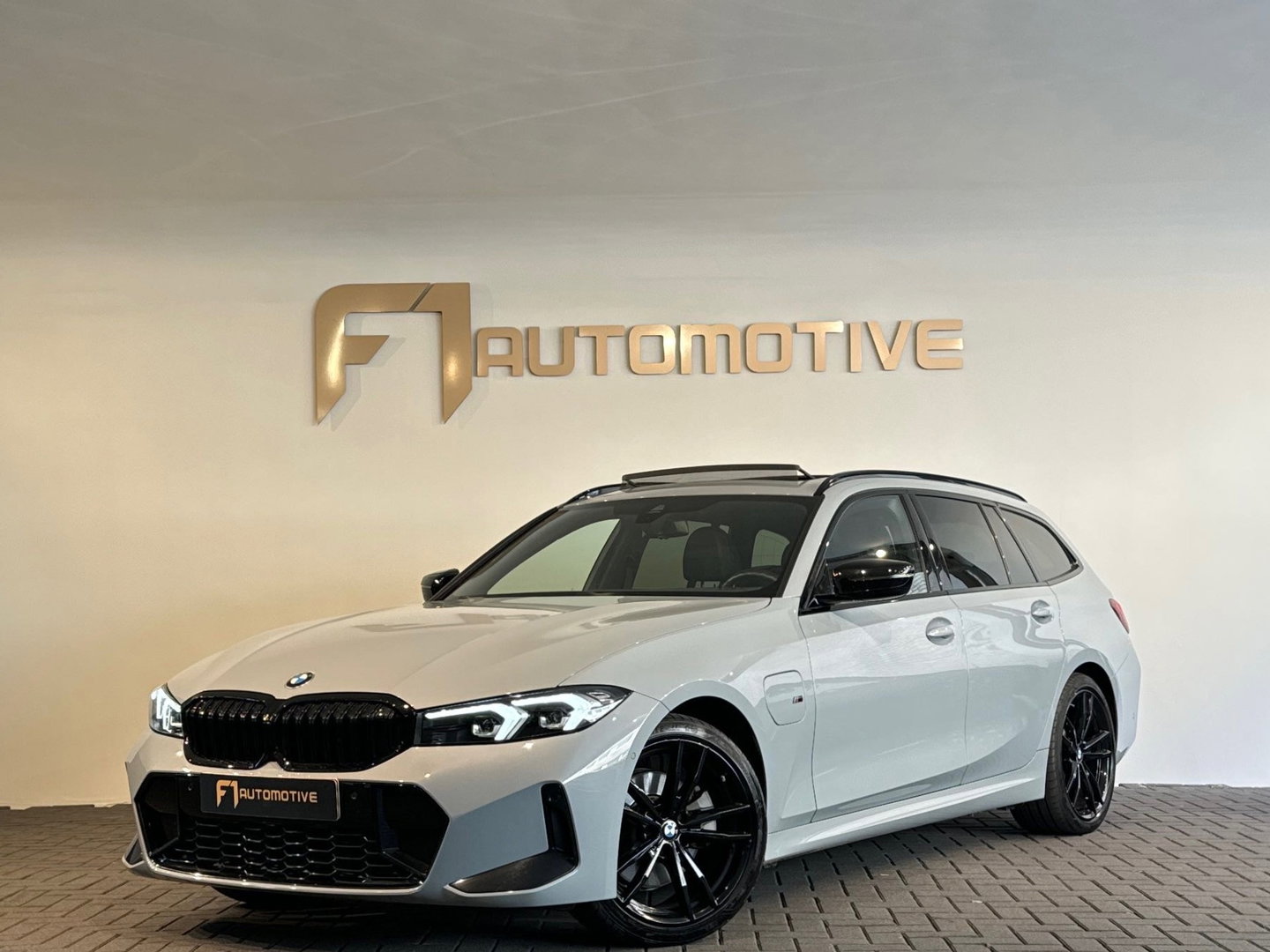 BMW 3 Serie Touring 320e M Sport Pano|Trekhaak|Sfeer|InclBTW