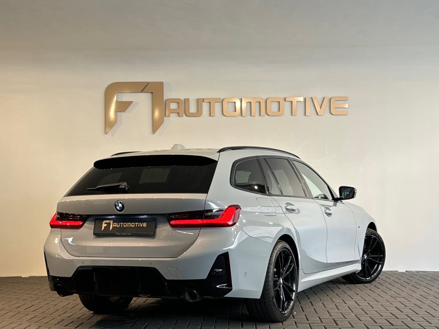 BMW 3 Serie Touring 320e M Sport Pano|Trekhaak|Sfeer|InclBTW