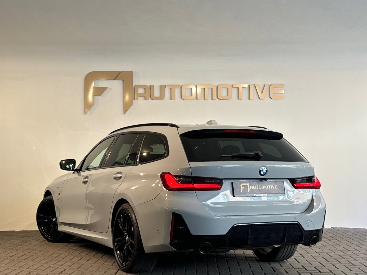 BMW 3 Serie Touring 320e M Sport Pano|Trekhaak|Sfeer|InclBTW