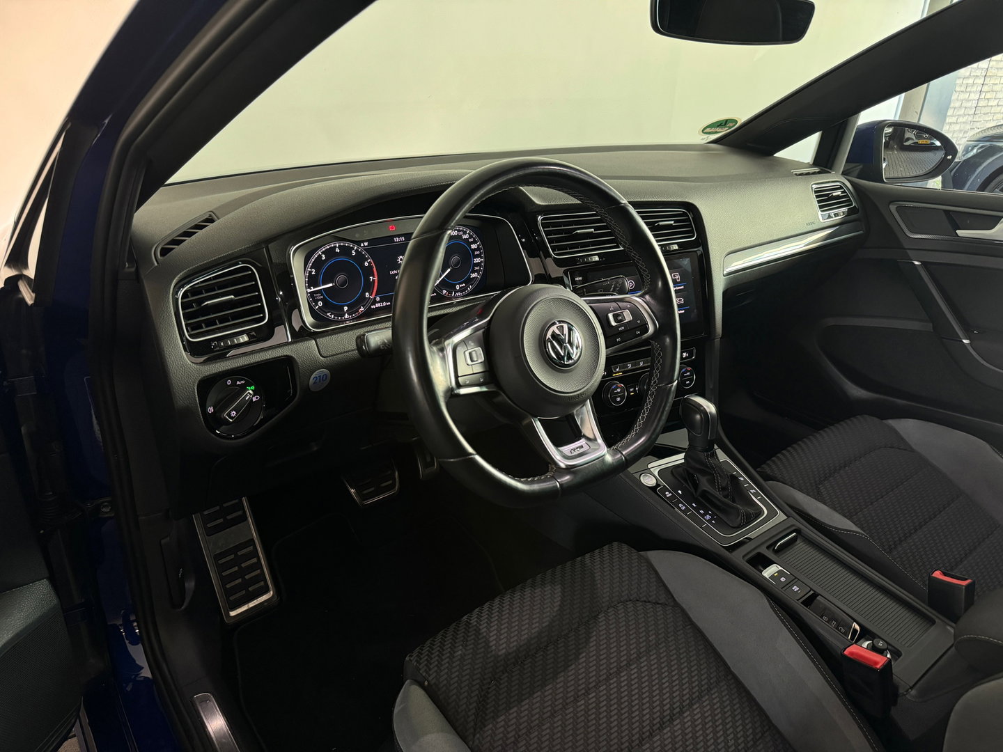 Volkswagen Golf 1.5 TSI Highline Business R Pano|Keyles|Sfeer