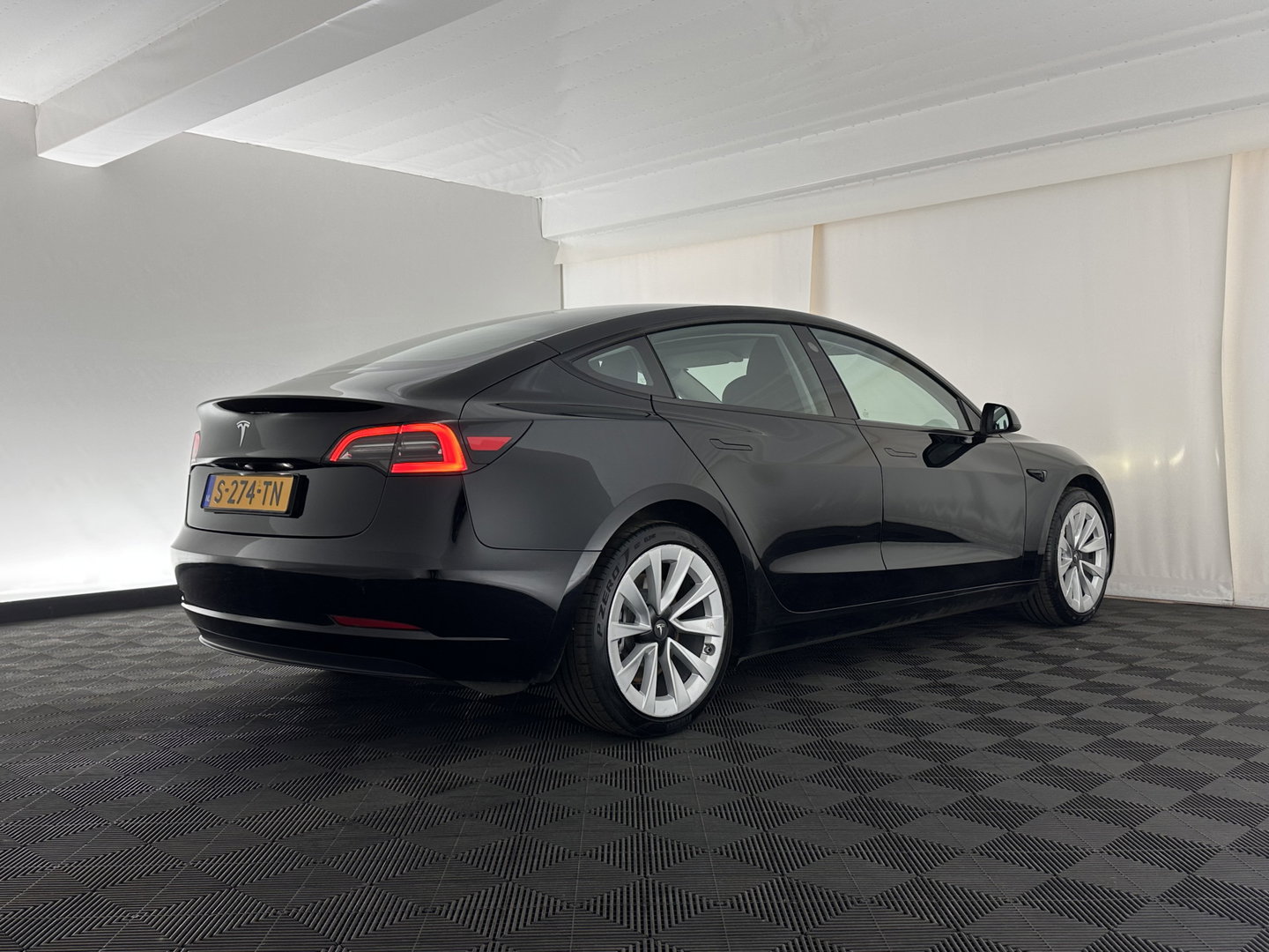 Tesla Model 3 Standard RWD Plus 60 kWh [ 3-Fase ] {SOH-91%} (INCL-BTW) Aut. *PANO | AUTOPILOT | LEATHER | KEYLESS | FULL-LED | MEMORY-PACK | TOPVIEW | DAB | CARPLAY | DIGI-COCKPIT | LANE-ASSIST | COMFORTSEATS | 19"ALU*