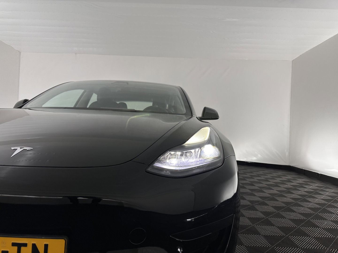 Tesla Model 3 Standard RWD Plus 60 kWh [ 3-Fase ] {SOH-91%} (INCL-BTW) Aut. *PANO | AUTOPILOT | LEATHER | KEYLESS | FULL-LED | MEMORY-PACK | TOPVIEW | DAB | CARPLAY | DIGI-COCKPIT | LANE-ASSIST | COMFORTSEATS | 19"ALU*