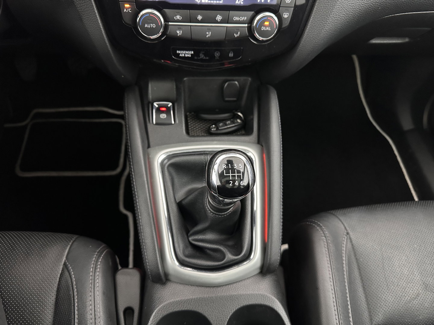 Nissan QASHQAI 1.2 Tekna *PANO | LEATHER | TOPVIEW | BLINDSPOT | LED-LIGHTS | NAVI-FULLMAP | HEATED-COMFORTSEATS | KEYLESS | DAB+ | PRIVACY-GLASS | ECC | AMBIENTLIGHT | LANE-ASSIST | PDC | TOWBAR | 19''ALU*