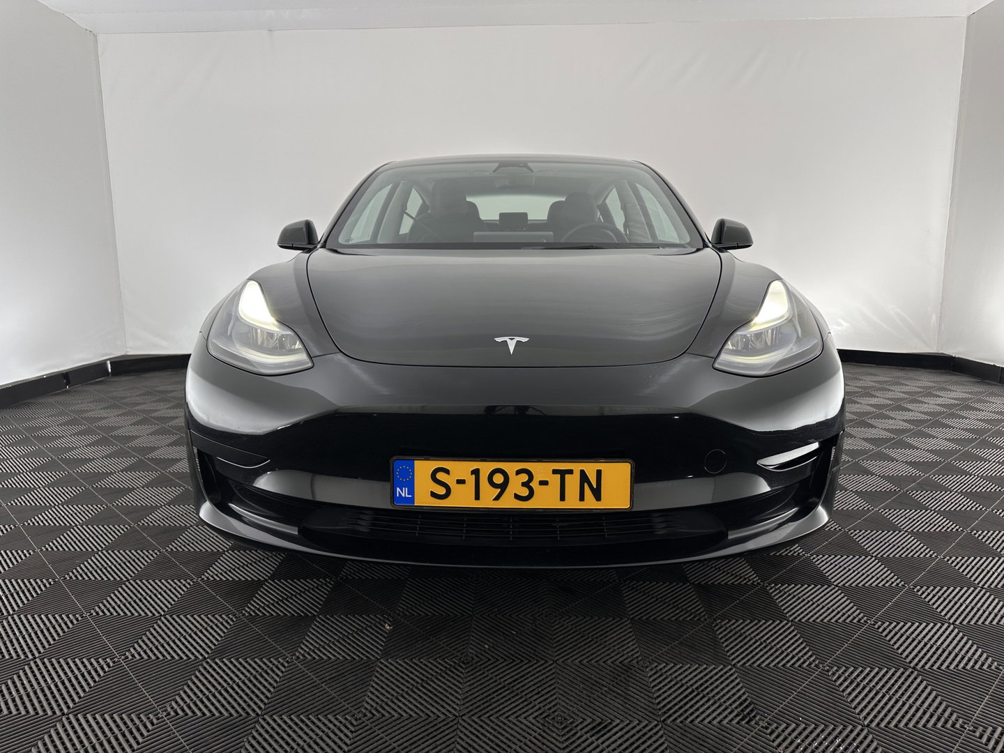 Tesla Model 3 Standard RWD Plus 60 kWh [ 3-Fase ] {SOH-87%} (INCL-BTW) Aut. *PANO | AUTOPILOT | LEATHER | KEYLESS | FULL-LED | MEMORY-PACK | TOPVIEW | DAB | CARPLAY | DIGI-COCKPIT | LANE-ASSIST | COMFORTSEATS | 19"ALU*