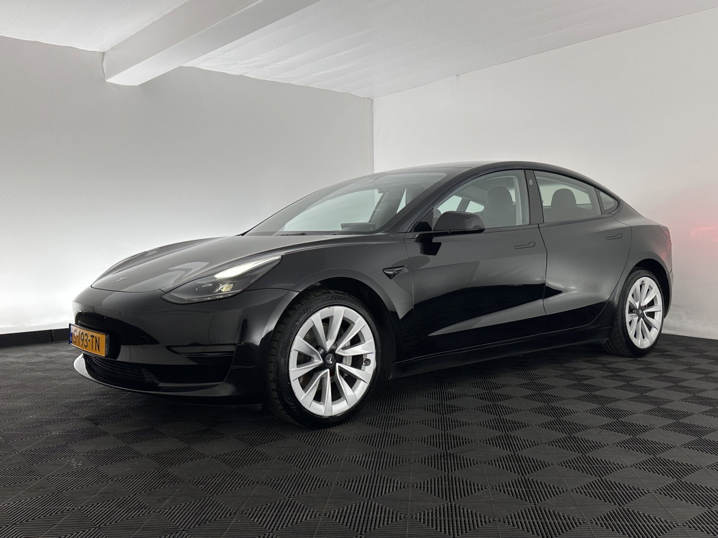 Tesla Model 3 Standard RWD Plus 60 kWh [ 3-Fase ] {SOH-87%} (INCL-BTW) Aut. *PANO | AUTOPILOT | LEATHER | KEYLESS | FULL-LED | MEMORY-PACK | TOPVIEW | DAB | CARPLAY | DIGI-COCKPIT | LANE-ASSIST | COMFORTSEATS | 19"ALU*