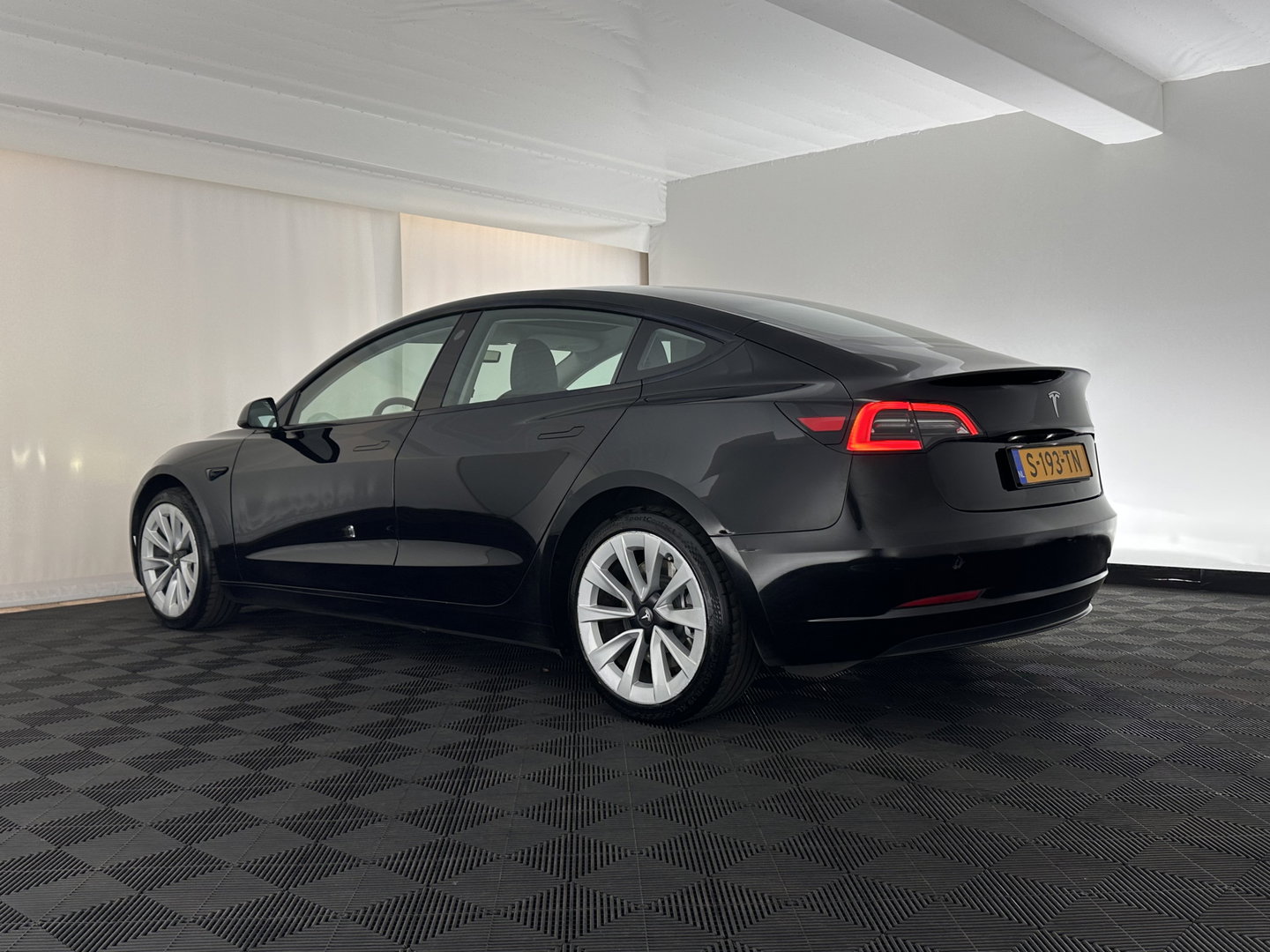 Tesla Model 3 Standard RWD Plus 60 kWh [ 3-Fase ] {SOH-87%} (INCL-BTW) Aut. *PANO | AUTOPILOT | LEATHER | KEYLESS | FULL-LED | MEMORY-PACK | TOPVIEW | DAB | CARPLAY | DIGI-COCKPIT | LANE-ASSIST | COMFORTSEATS | 19"ALU*