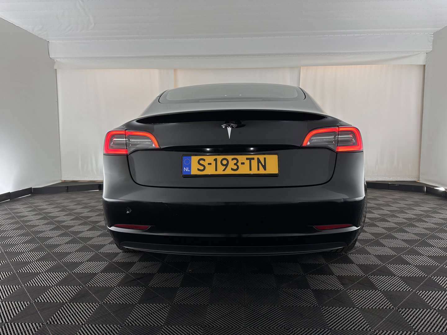 Tesla Model 3 Standard RWD Plus 60 kWh [ 3-Fase ] {SOH-87%} (INCL-BTW) Aut. *PANO | AUTOPILOT | LEATHER | KEYLESS | FULL-LED | MEMORY-PACK | TOPVIEW | DAB | CARPLAY | DIGI-COCKPIT | LANE-ASSIST | COMFORTSEATS | 19"ALU*