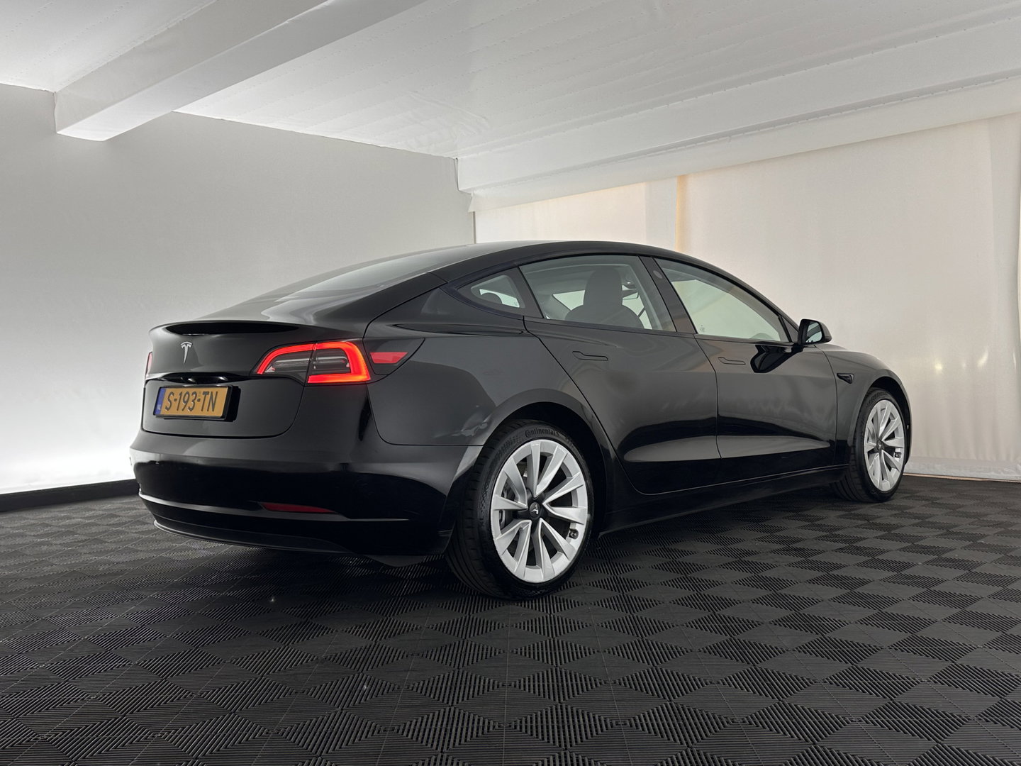 Tesla Model 3 Standard RWD Plus 60 kWh [ 3-Fase ] {SOH-87%} (INCL-BTW) Aut. *PANO | AUTOPILOT | LEATHER | KEYLESS | FULL-LED | MEMORY-PACK | TOPVIEW | DAB | CARPLAY | DIGI-COCKPIT | LANE-ASSIST | COMFORTSEATS | 19"ALU*