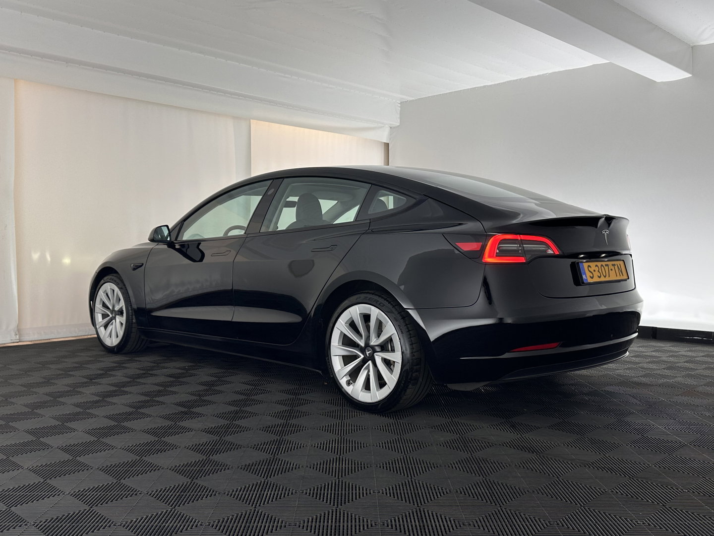 Tesla Model 3 Standard RWD Plus 60 kWh [ ⚠️DRIVE MOTOR MAKES NOISE⚠️ 3-Fase ] {SOH-88%]  (INCL-BTW) Aut. *PANO | AUTOPILOT | LEATHER | KEYLESS | FULL-LED | MEMORY-PACK | TOPVIEW | DAB | CARPLAY | DIGI-COCKPIT | LANE-ASSIST | COMFORTSEATS | 19"ALU*