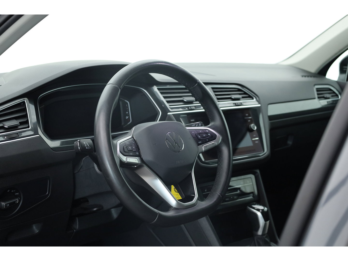 Volkswagen Tiguan 1.5 TSI Urban Sport DSG | Elek. Trekhaak | Digi. Cockpit | Adapt. Cruise | Stoel- Stuurverw. | Camera