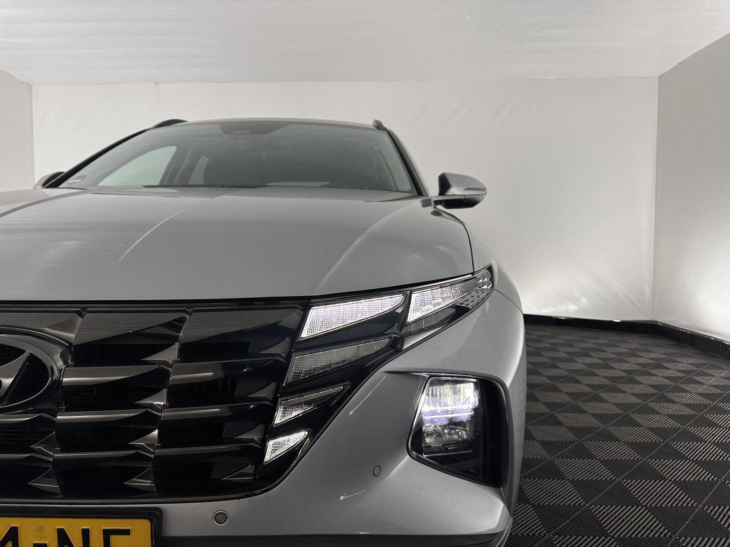 Hyundai Tucson 1.6 T-GDI HEV Comfort Smart (INCL-BTW) *FULL-LED | ADAPTIVE-CRUISE | HEATED-COMFORTSEATS | KEYLESS | CAMERA | DIGI-COCKPIT | PRIVACY-GLASS | SHIFTPADDLES | ECC | PDC | 17''ALU*