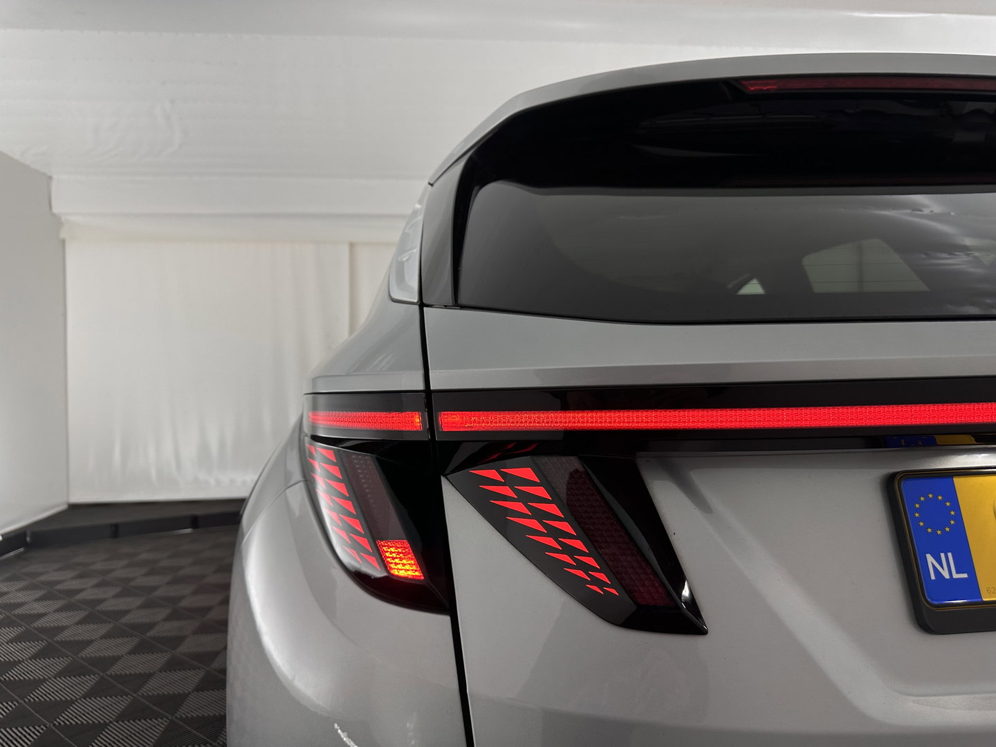 Hyundai Tucson 1.6 T-GDI HEV Comfort Smart (INCL-BTW) *FULL-LED | ADAPTIVE-CRUISE | HEATED-COMFORTSEATS | KEYLESS | CAMERA | DIGI-COCKPIT | PRIVACY-GLASS | SHIFTPADDLES | ECC | PDC | 17''ALU*