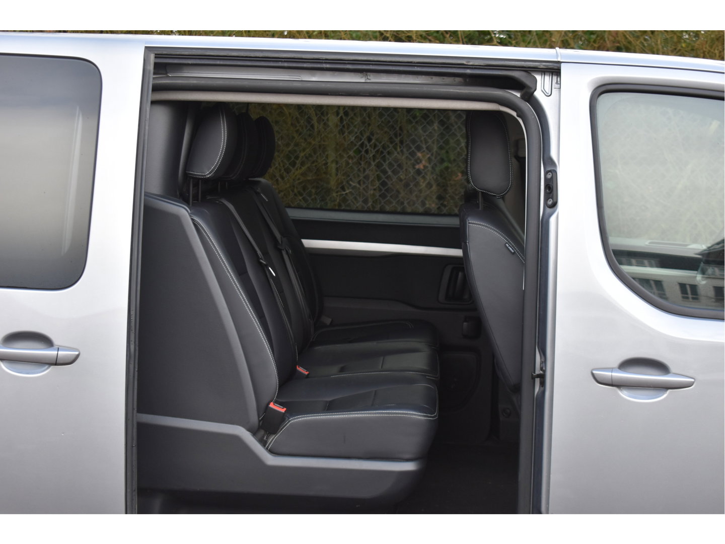 Peugeot Expert DC 5-Persoons 2.0 BlueHDI 180 Long Sport | Leder | Camera | Carplay | Trekhaak | Xenon / LED | Cruise Contr | NAP