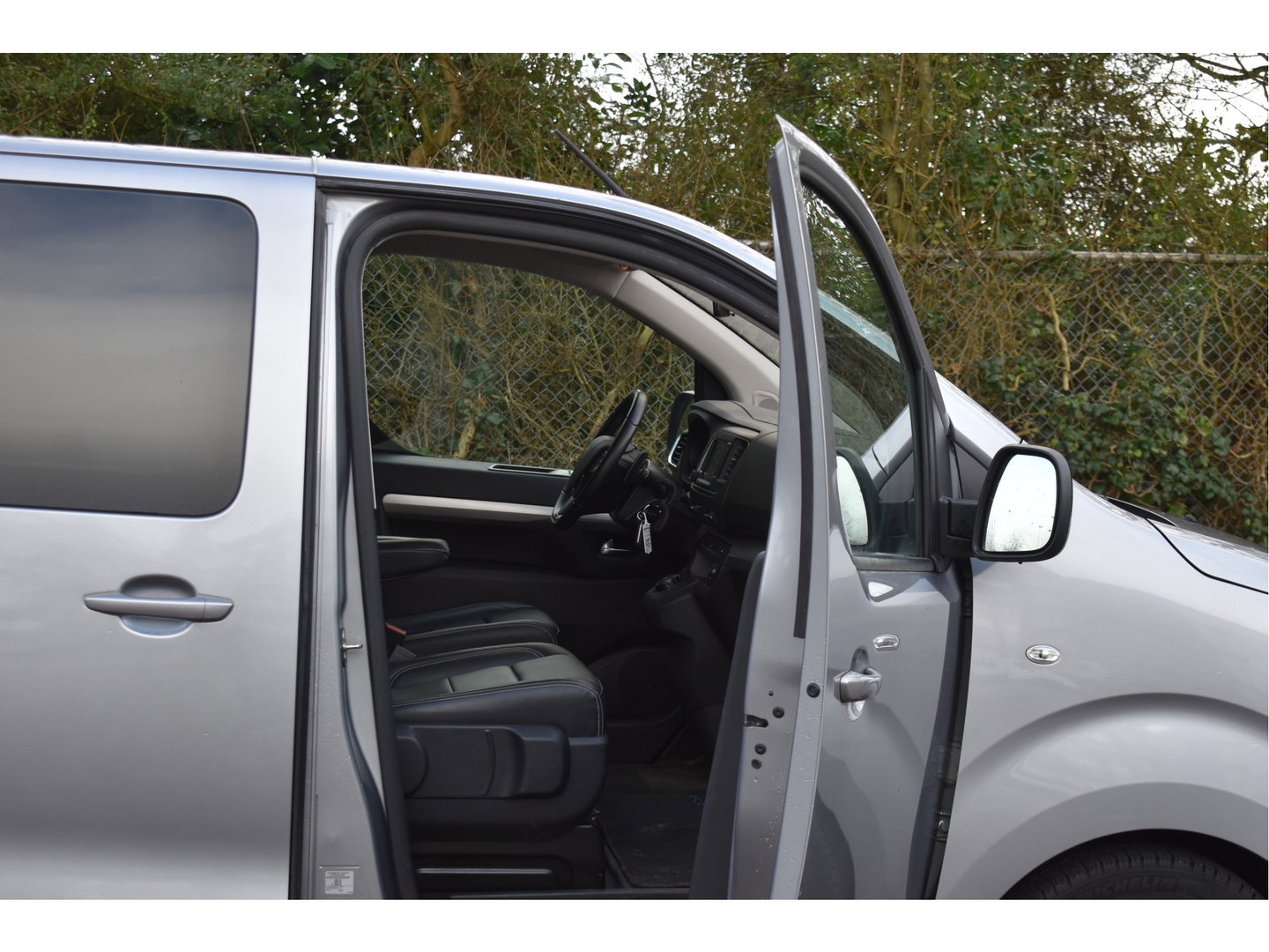 Peugeot Expert DC 5-Persoons 2.0 BlueHDI 180 Long Sport | Leder | Camera | Carplay | Trekhaak | Xenon / LED | Cruise Contr | NAP