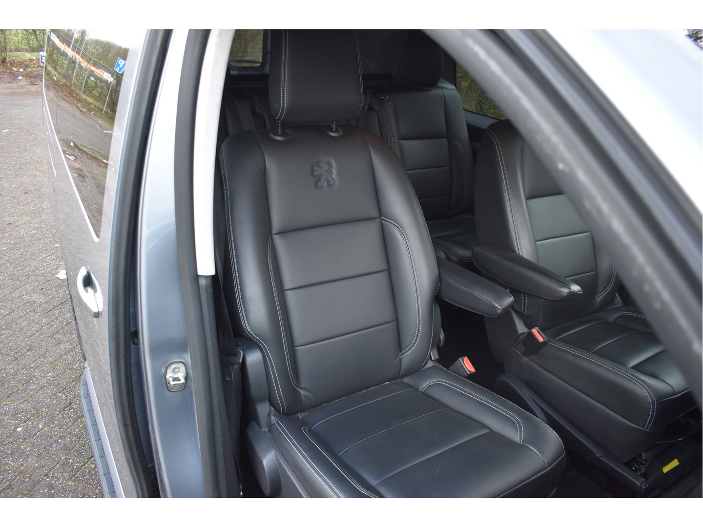 Peugeot Expert DC 5-Persoons 2.0 BlueHDI 180 Long Sport | Leder | Camera | Carplay | Trekhaak | Xenon / LED | Cruise Contr | NAP