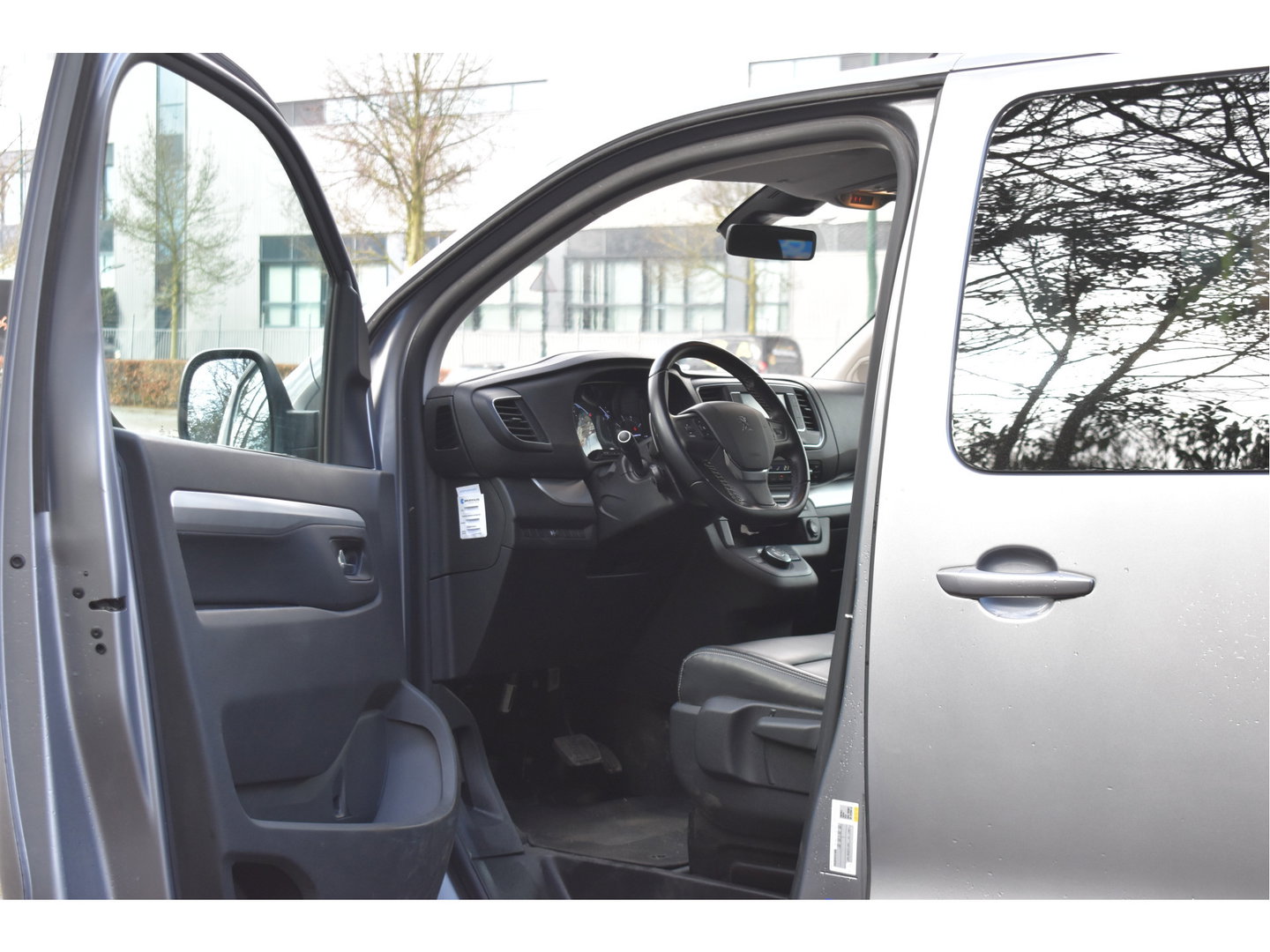 Peugeot Expert DC 5-Persoons 2.0 BlueHDI 180 Long Sport | Leder | Camera | Carplay | Trekhaak | Xenon / LED | Cruise Contr | NAP