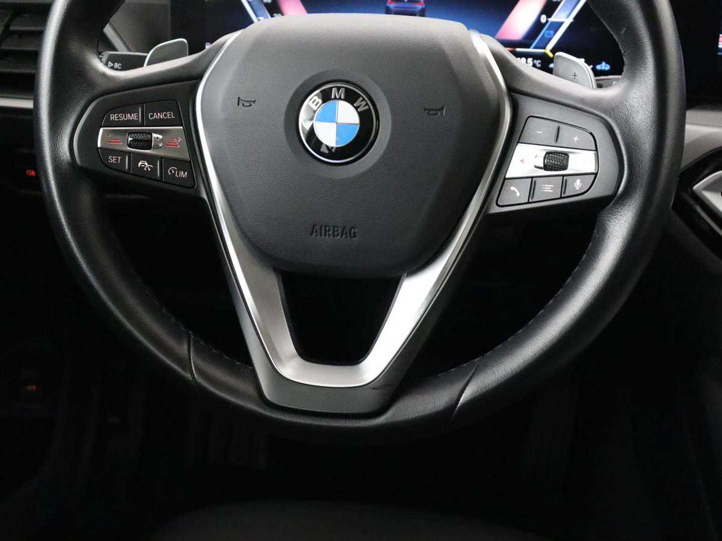 BMW 3 Serie 318i | Leder | Adaptive cruise | Stoelverwarming | Memory | Live Cockpit | Sportstoelen | Carplay | Keyless | Trekhaak | Parkeerhulp | Climate control | Full LED | Origineel NL