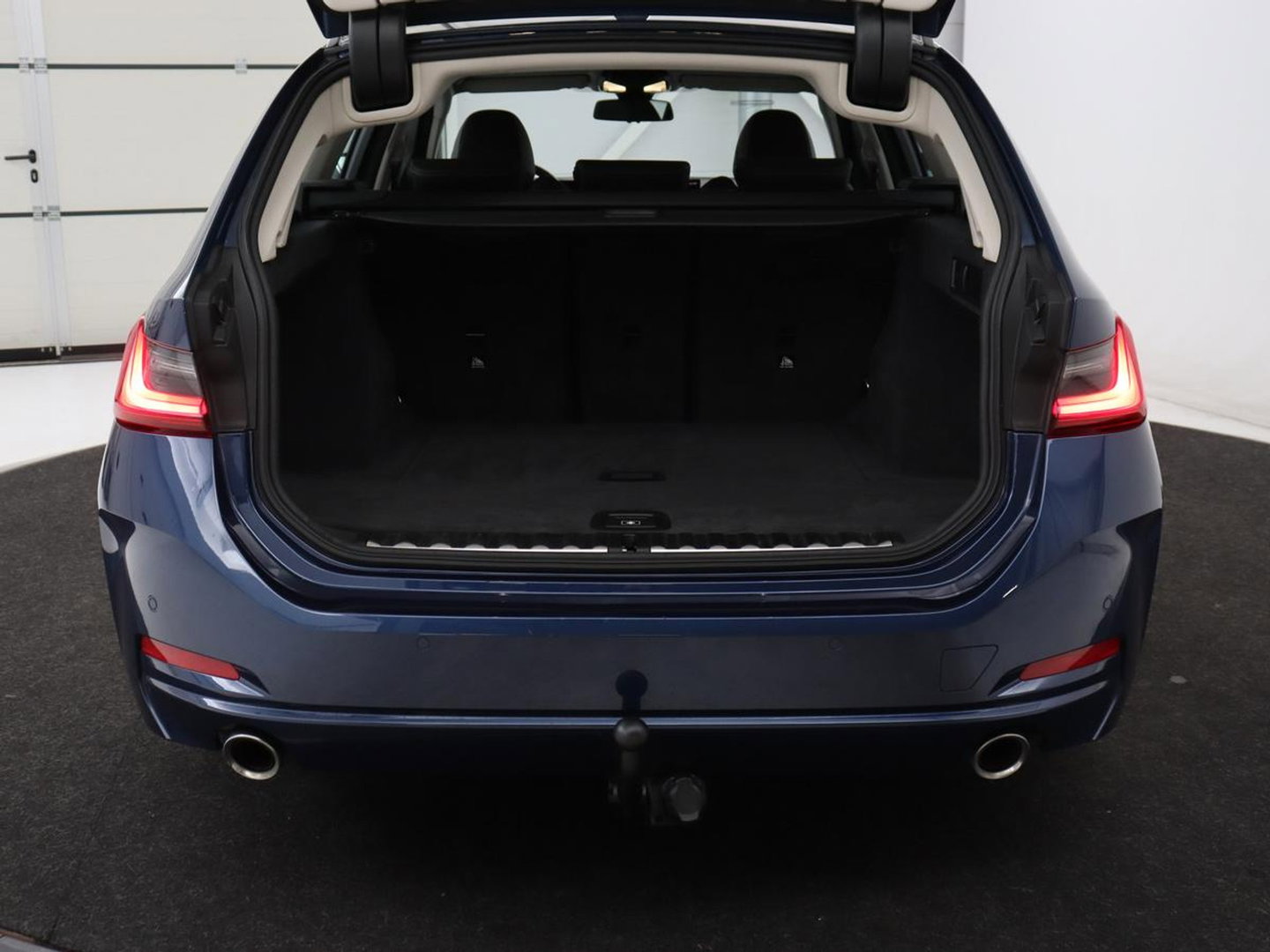 BMW 3 Serie 318i | Leder | Adaptive cruise | Stoelverwarming | Memory | Live Cockpit | Sportstoelen | Carplay | Keyless | Trekhaak | Parkeerhulp | Climate control | Full LED | Origineel NL