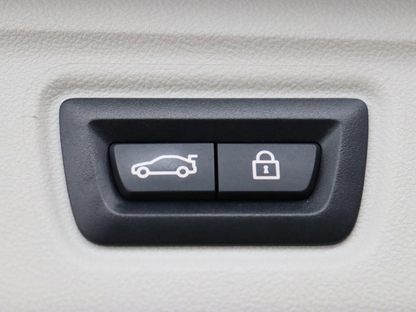 BMW 3 Serie 318i | Leder | Adaptive cruise | Stoelverwarming | Memory | Live Cockpit | Sportstoelen | Carplay | Keyless | Trekhaak | Parkeerhulp | Climate control | Full LED | Origineel NL