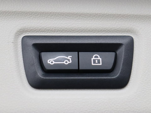 BMW 3 Serie 318i | Leder | Adaptive cruise | Stoelverwarming | Memory | Live Cockpit | Sportstoelen | Carplay | Keyless | Trekhaak | Parkeerhulp | Climate control | Full LED | Origineel NL