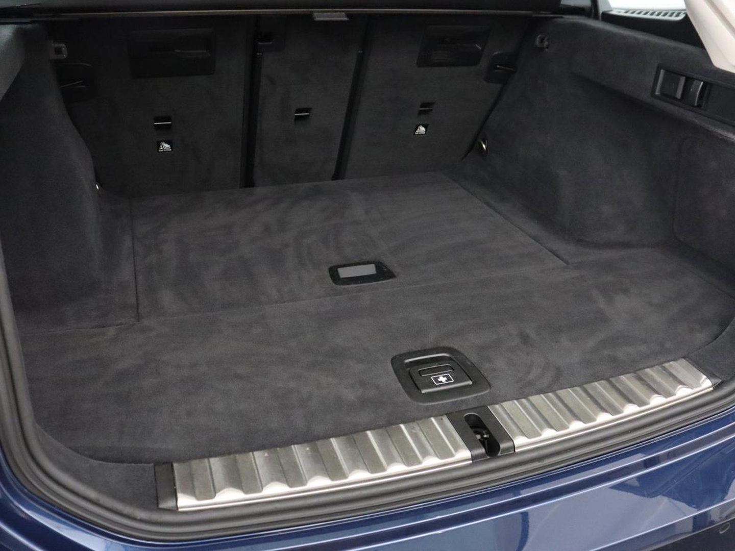 BMW 3 Serie 318i | Leder | Adaptive cruise | Stoelverwarming | Memory | Live Cockpit | Sportstoelen | Carplay | Keyless | Trekhaak | Parkeerhulp | Climate control | Full LED | Origineel NL