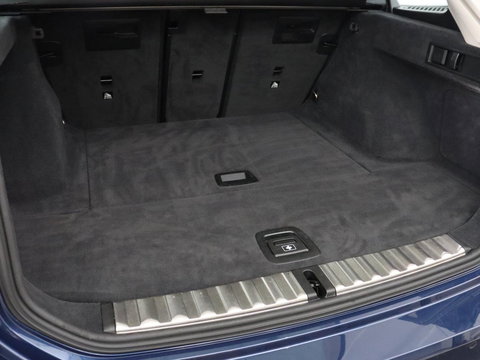 BMW 3 Serie 318i | Leder | Adaptive cruise | Stoelverwarming | Memory | Live Cockpit | Sportstoelen | Carplay | Keyless | Trekhaak | Parkeerhulp | Climate control | Full LED | Origineel NL