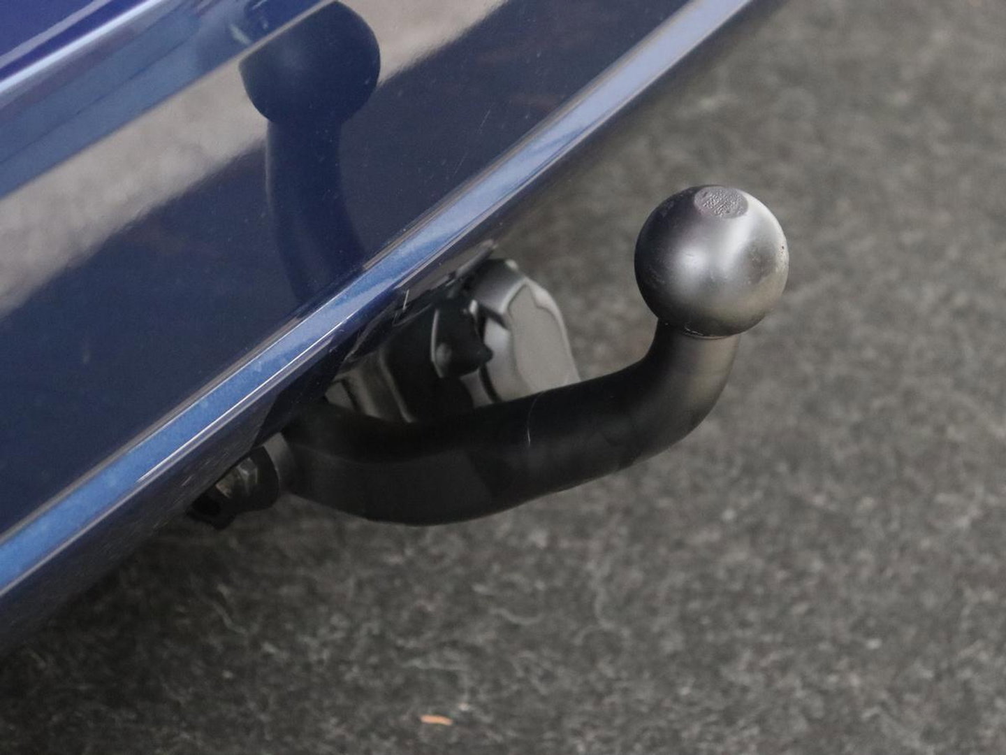 BMW 3 Serie 318i | Leder | Adaptive cruise | Stoelverwarming | Memory | Live Cockpit | Sportstoelen | Carplay | Keyless | Trekhaak | Parkeerhulp | Climate control | Full LED | Origineel NL