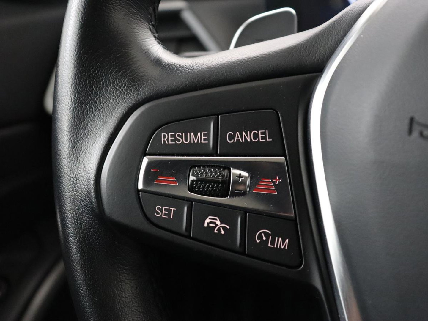 BMW 3 Serie 318i | Leder | Adaptive cruise | Stoelverwarming | Memory | Live Cockpit | Sportstoelen | Carplay | Keyless | Trekhaak | Parkeerhulp | Climate control | Full LED | Origineel NL